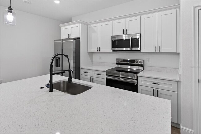 Building Photo - 1852 W Quaker Ln