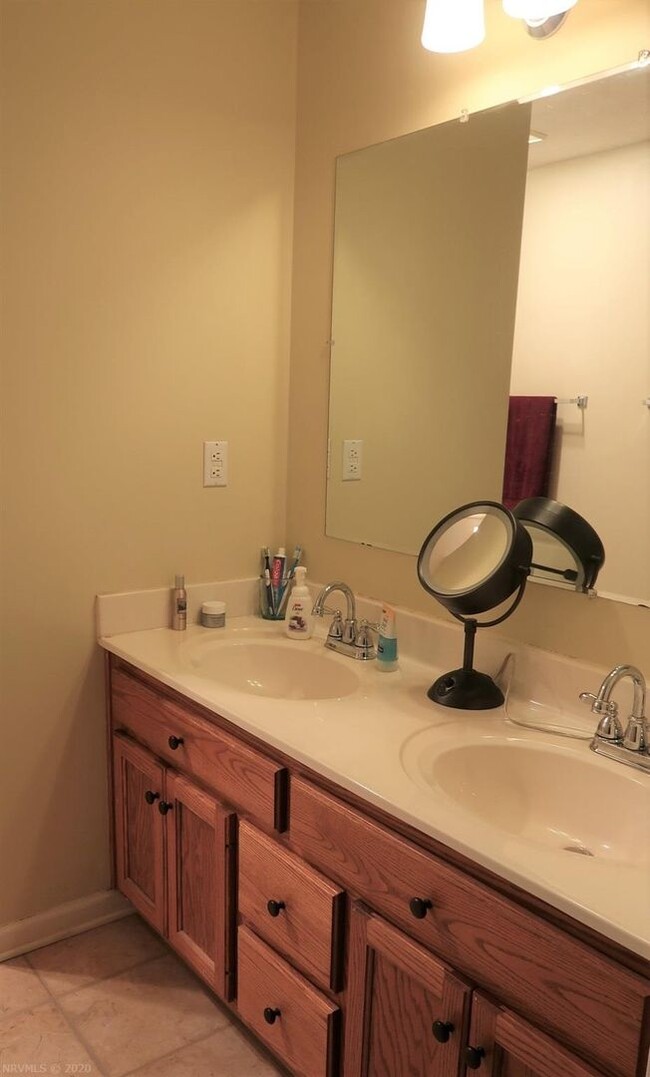 Building Photo - 3 Bedroom 2.5 Home in Christiansburg!