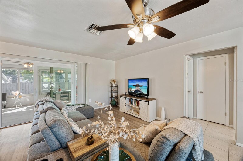 Building Photo - 7520 Hawthorn Dr