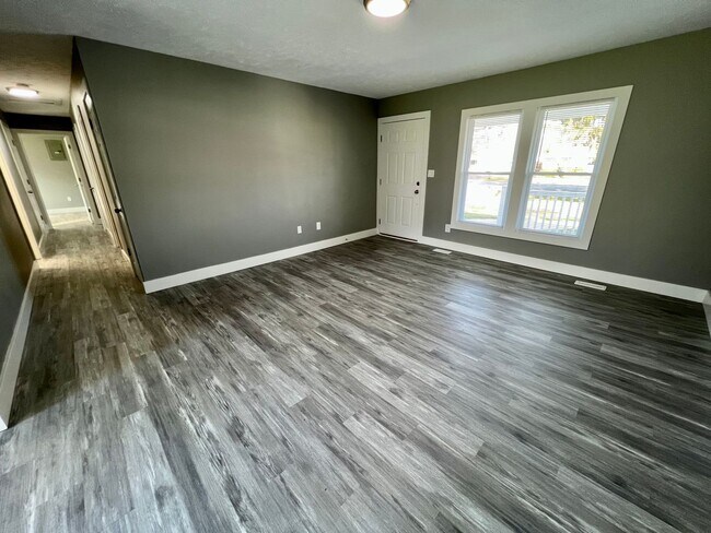 Building Photo - Massive Space! 4 Bedrooms 2 Bathrooms - Cr...
