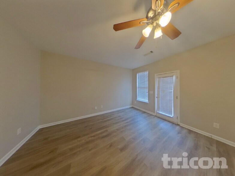 Building Photo - 528 Tulip Ln