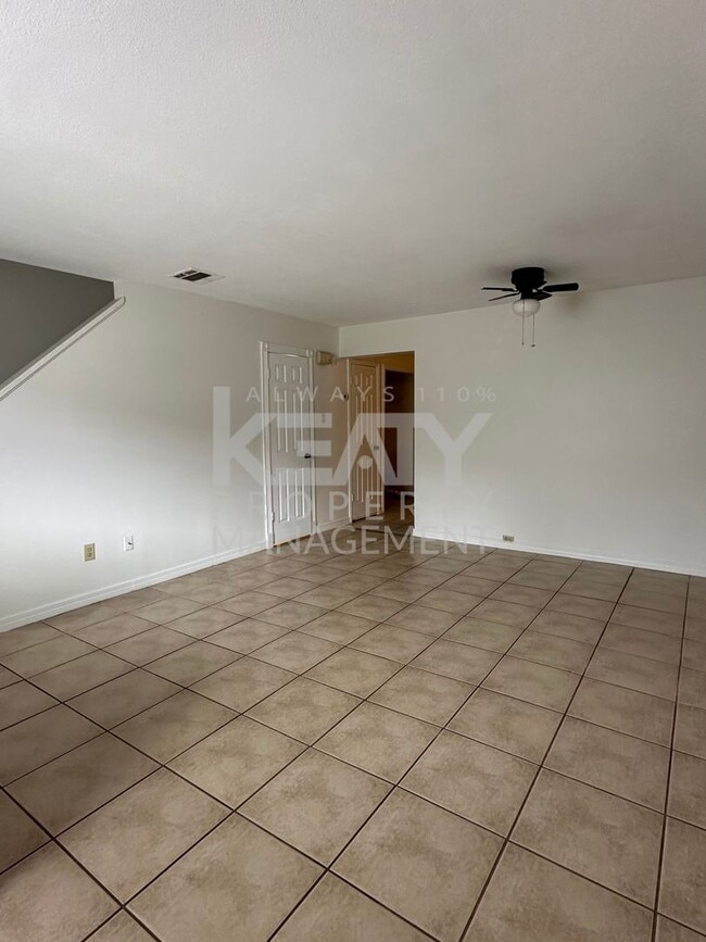 Building Photo - 2 Bed / 1.5 Bath Apartment COMING SOON!