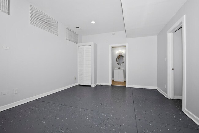 Building Photo - 7217 S Yates Blvd