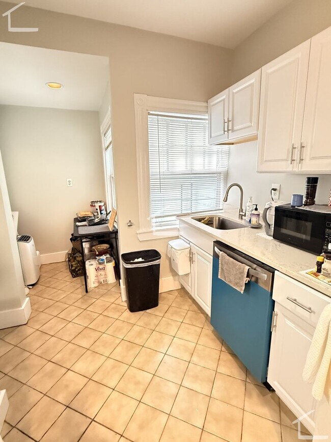 Building Photo - Brighton 3-bed/1-bath; Great Location on the B Line!