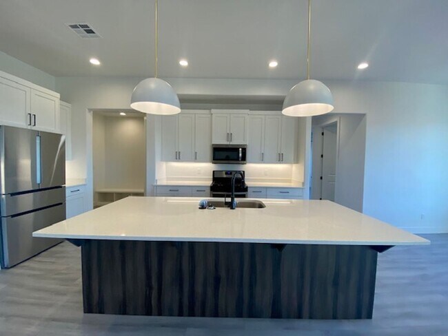 Building Photo - SPACIOUS HOME FOR RENT!