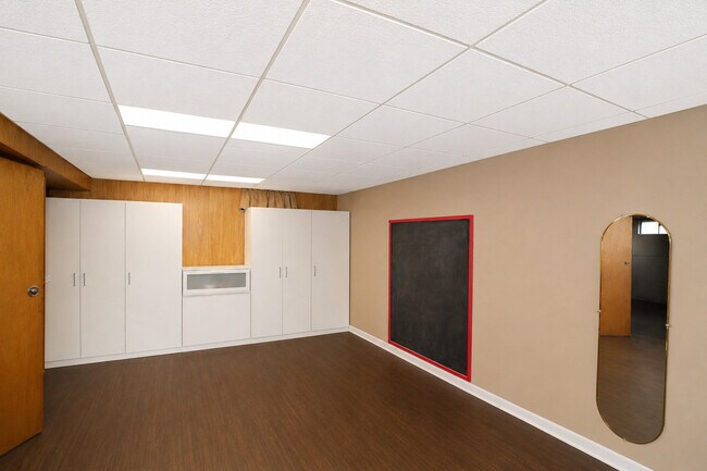 Building Photo - 697 Hickory Dr