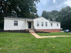 Building Photo - 3 Bedroom 1.5 Bath Home Family Room, Living Room and Dining Room! - Eastside of Greenville