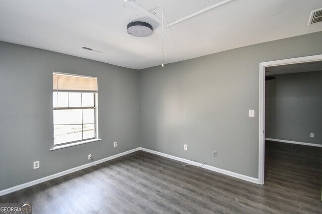 Building Photo - 735 Oak Dr