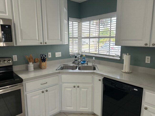 Building Photo - 1220 Lakeside Dr