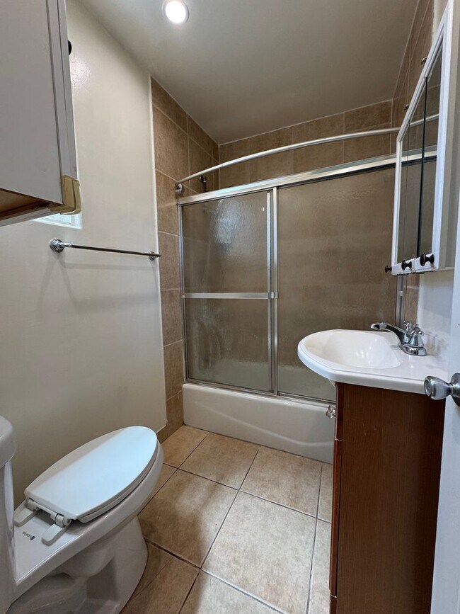 Building Photo - Upgraded 1 bedroom 1 bathroom, Great Glendale Location