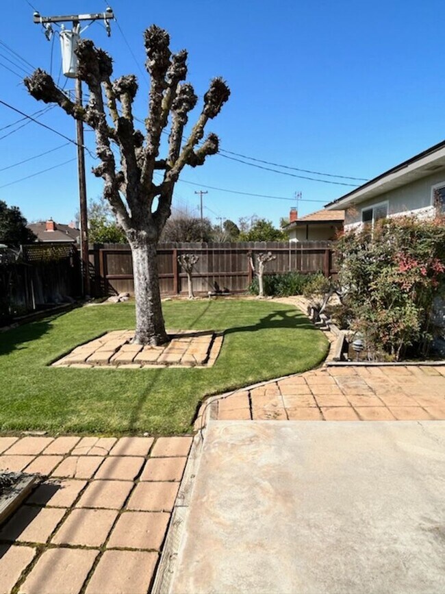 Building Photo - 749 E Wrenwood Ln