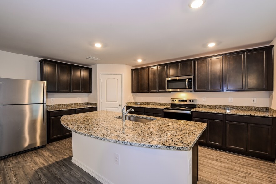 Building Photo - 880 Youngreen Dr