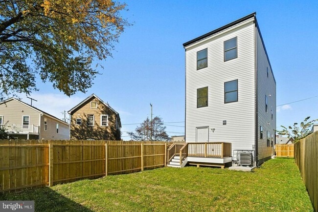 Building Photo - 4421 Kane Pl NE