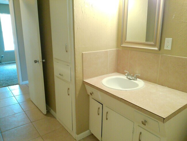 Building Photo - 10609 Kingwood Dr