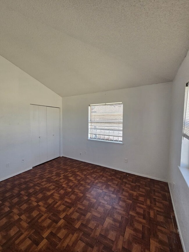 Building Photo - AFFORDABLE EASTSIDE DUPLEX