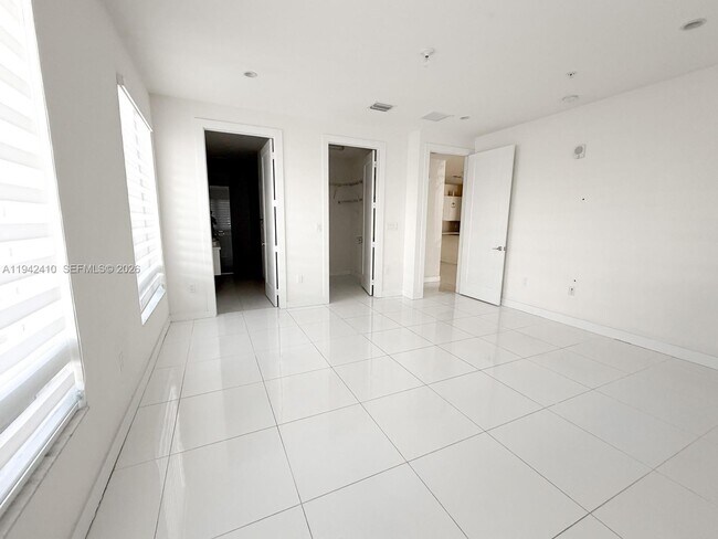 Building Photo - 10220 NW 63rd Terrace