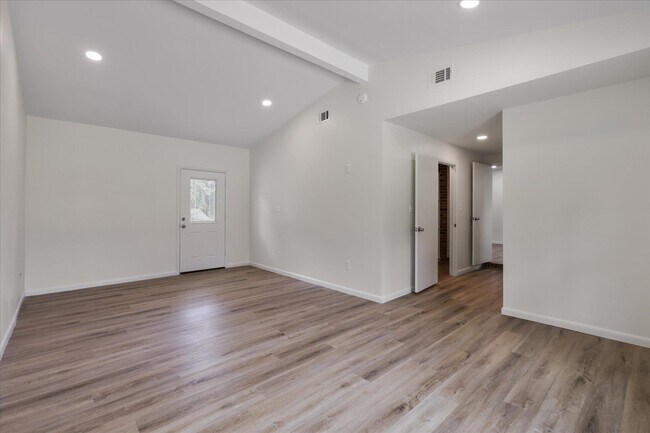 Building Photo - 2401 Jim Lee Rd