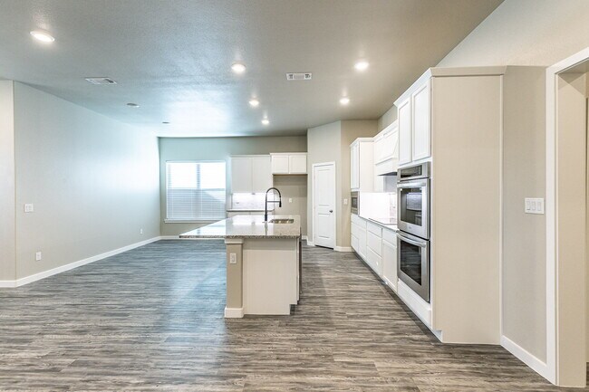 Building Photo - Beautiful 4 bed 3 bath home