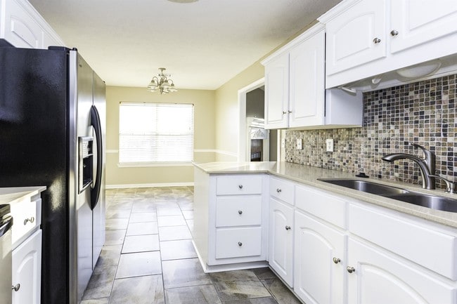 Building Photo - 17 Hillside Cove