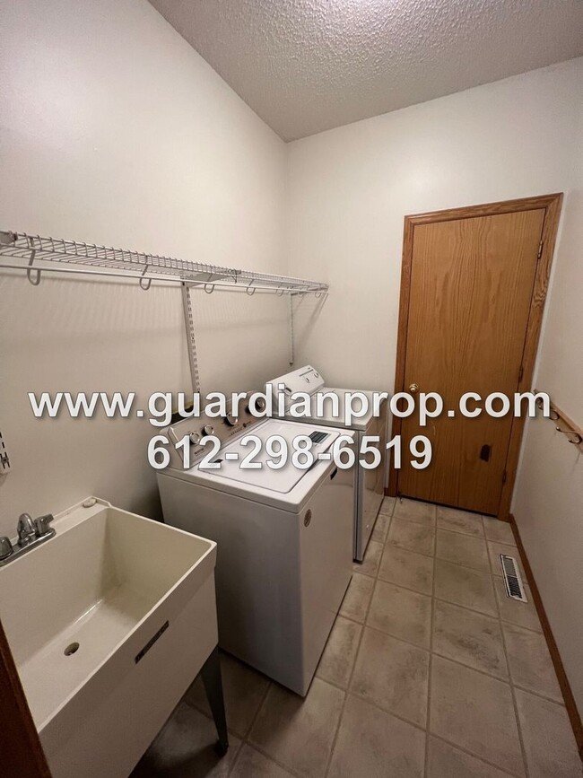 Building Photo - Townhouse Available Now, Vaulted Ceilings,...