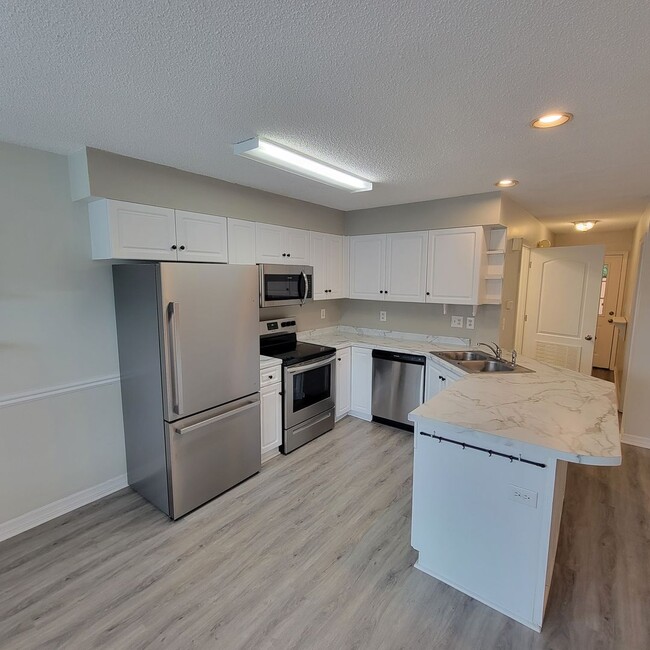 Building Photo - 3/2 Townhouse-Cookeville City Limits-End Unit
