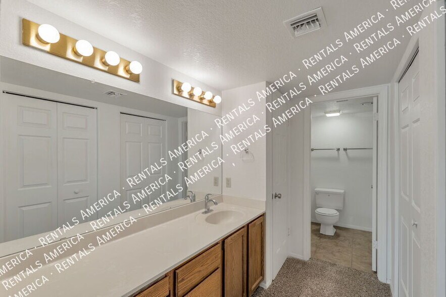 Building Photo - 13831 N Kendall Dr