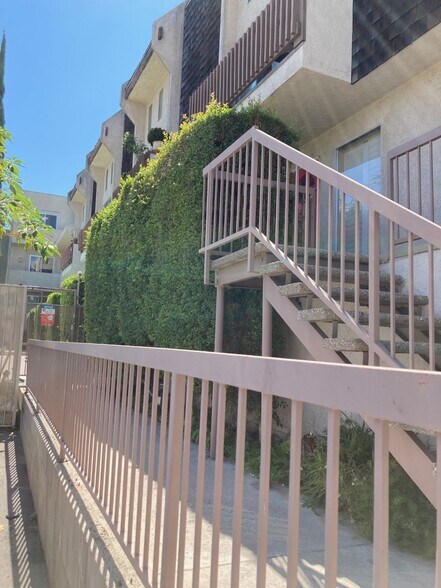 Building Photo - 4660 Coldwater Canyon Ave