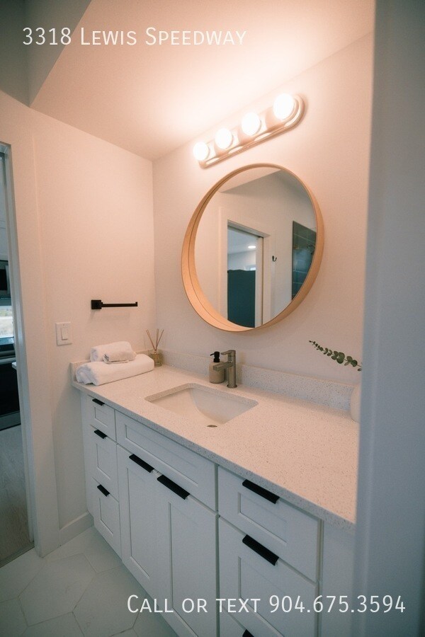 Building Photo - 3318 Lewis Speedway