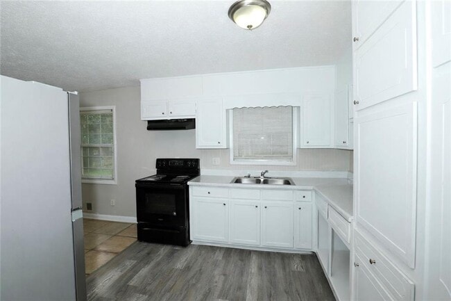 Building Photo - 722 Tara Cir SE