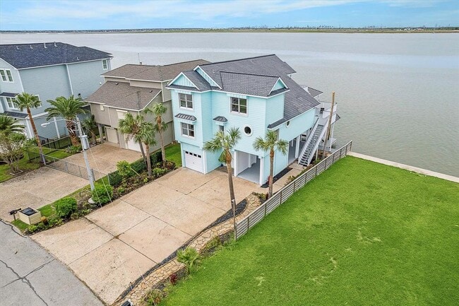 Building Photo - 1322 Outrigger St