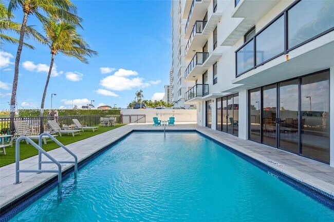 Building Photo - 5845 Collins Ave