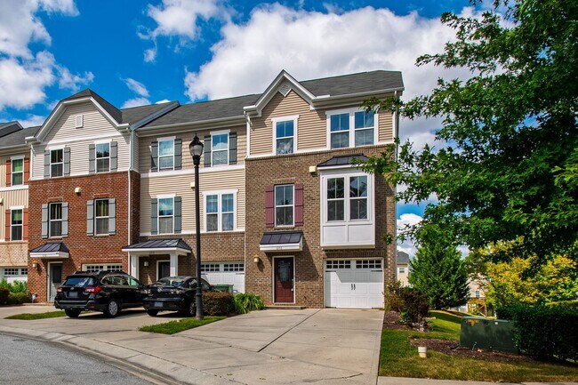 Building Photo - Beautifully Maintained 4BR/3.5BA End-Unit Townhome in Twin Lakes