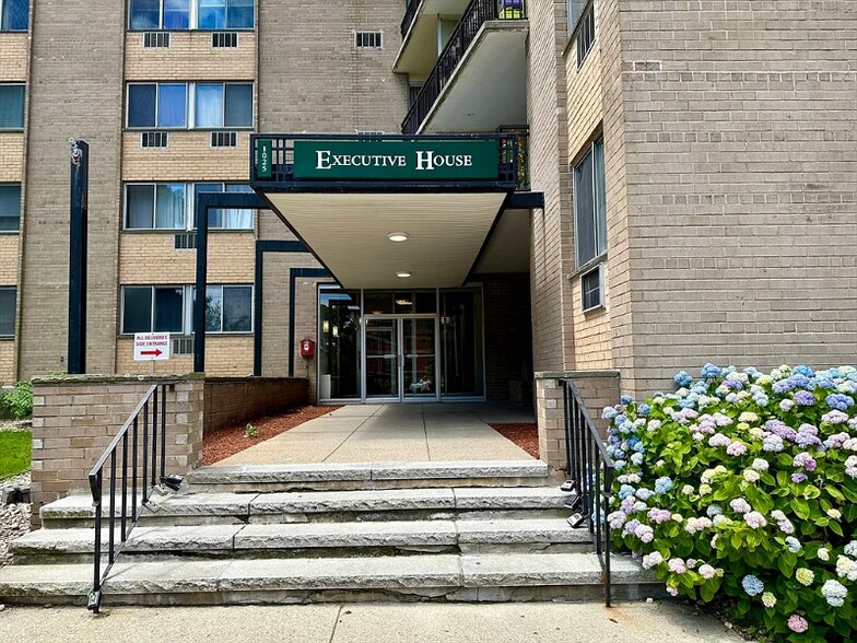 Primary Photo - 1025 Hancock St