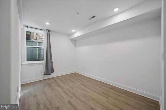 Building Photo - 3958 Mt Vernon St