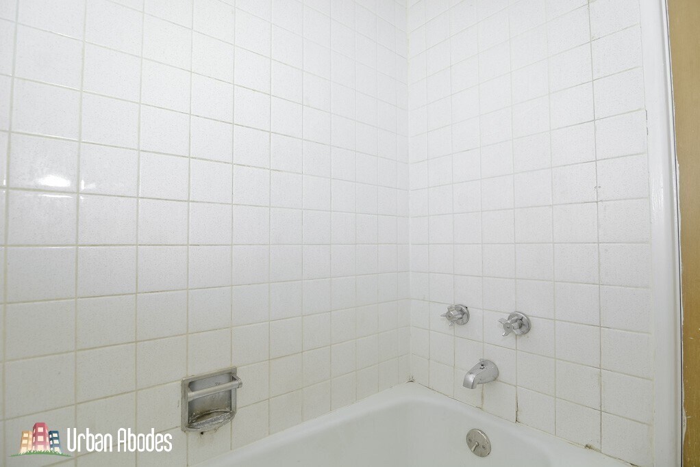 Building Photo - 648 W Wrightwood Ave