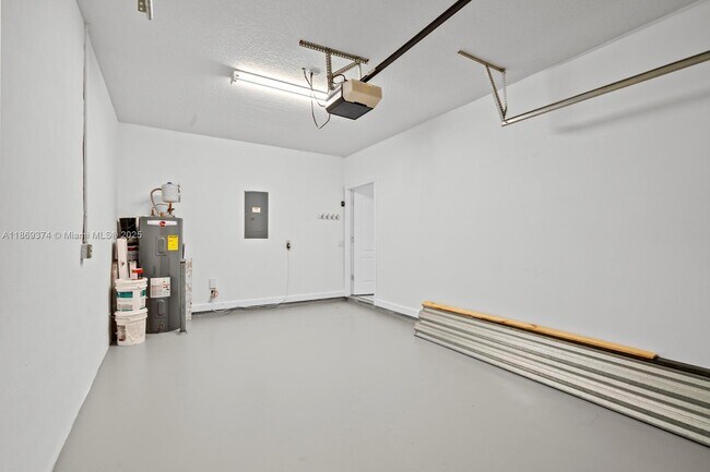Building Photo - 2700 Creekside Dr