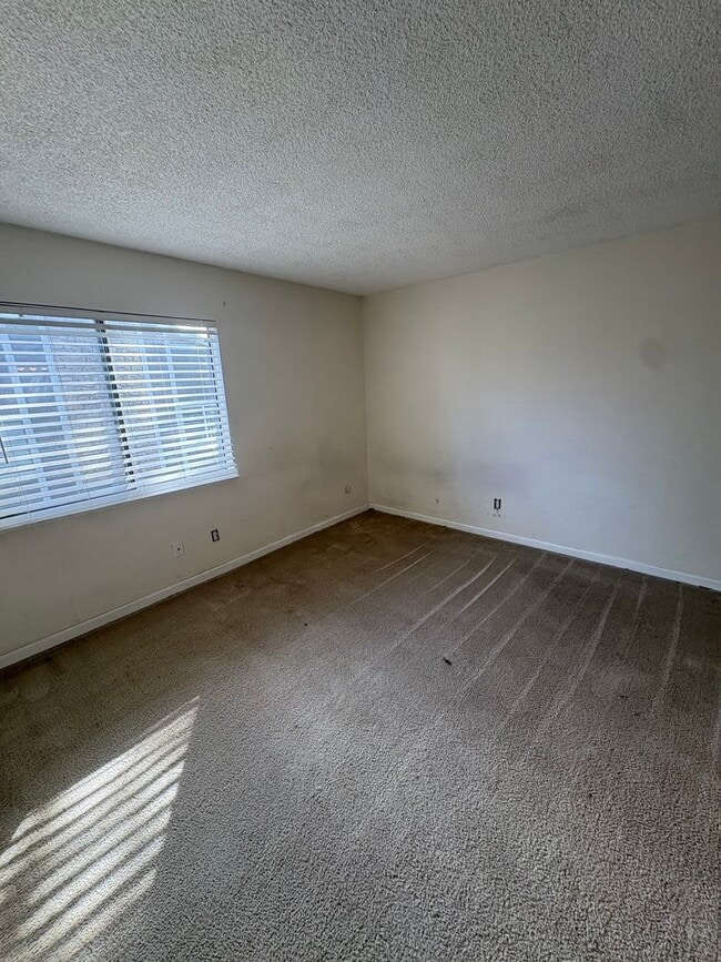 Building Photo - Spectacular Top Floor Condo in Aurora!