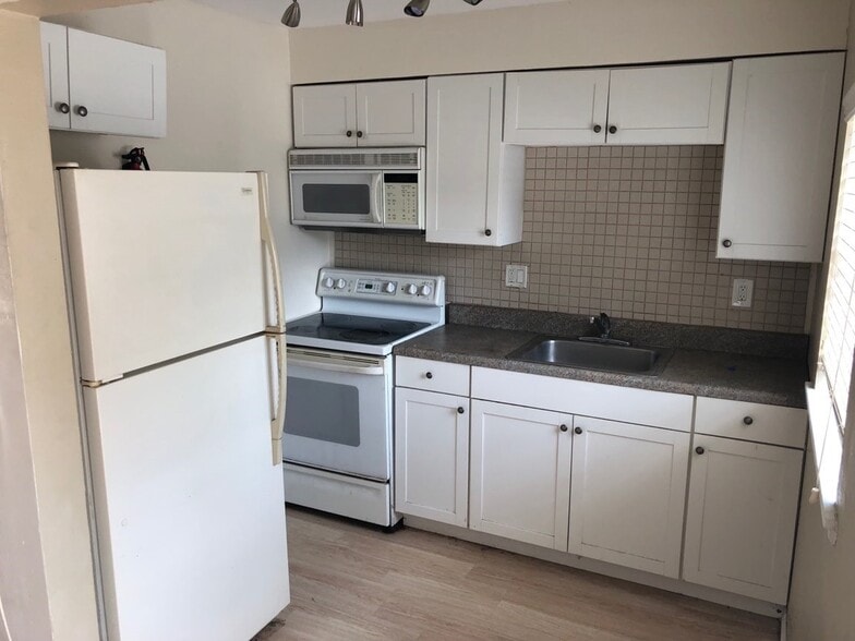 Building Photo - 410 28th St W