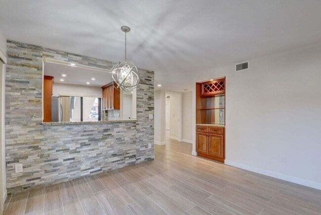 Building Photo - 400 Club Cir