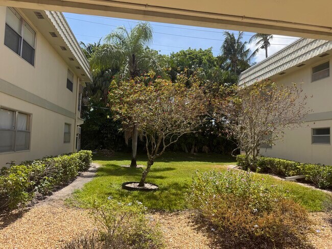 Building Photo - 679 Saxony Way
