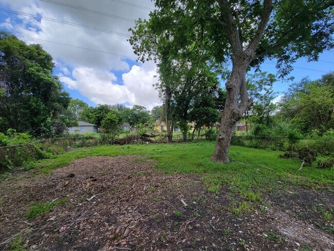 Building Photo - BEAUTIFUL REMODELED 3 BEDROOM 2 BATH IN LA...