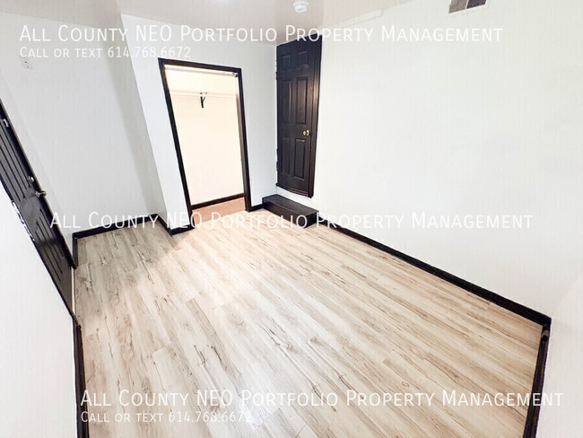 Building Photo - 857 S Waverly St