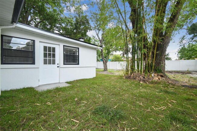 Building Photo - 4910 N Darby Ave