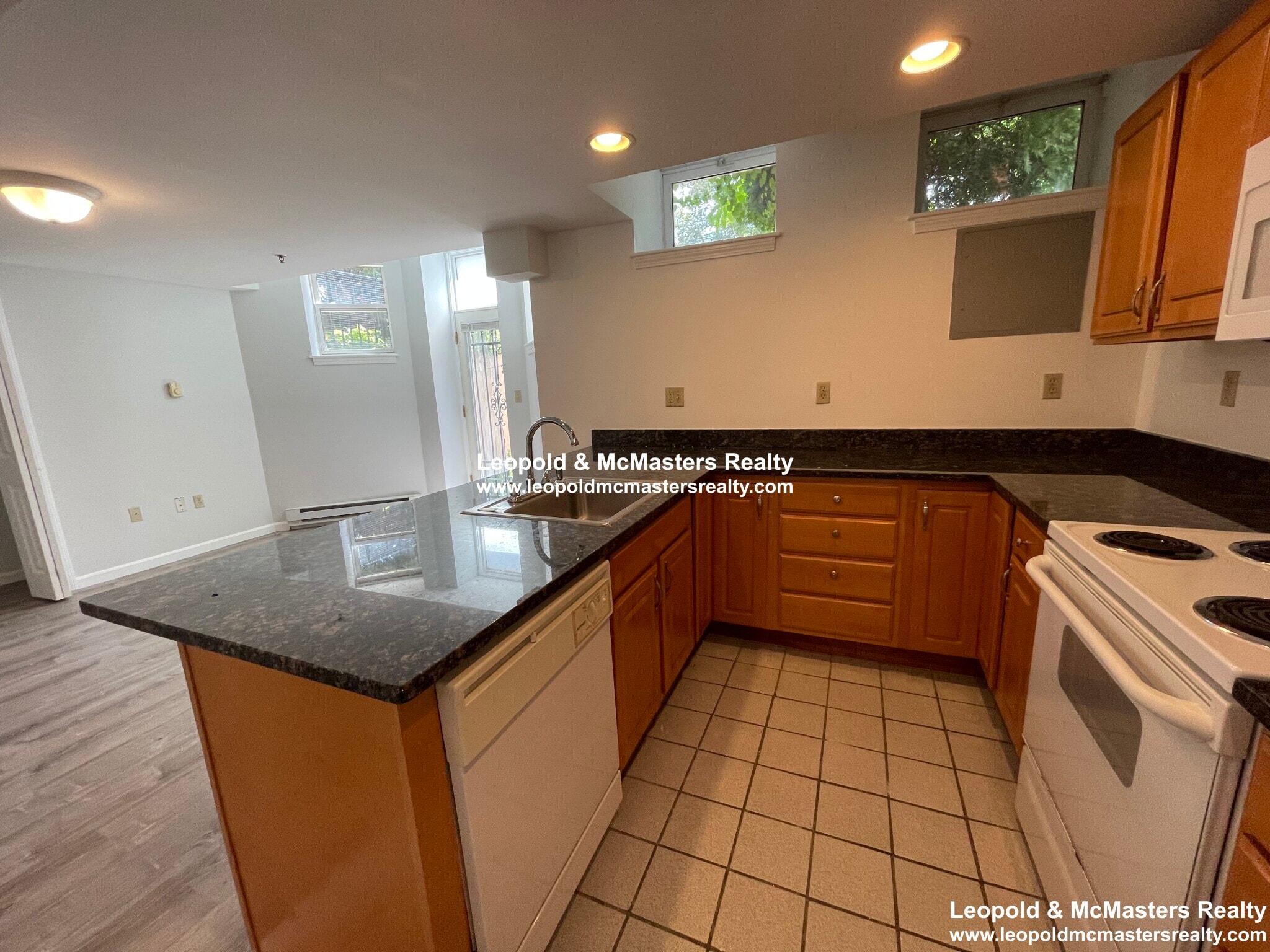 Building Photo - 131 Park Dr