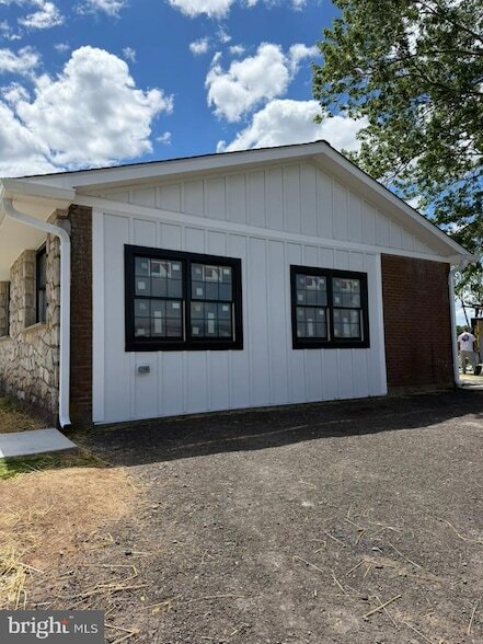 Building Photo - 1036 Sweetbriar Rd