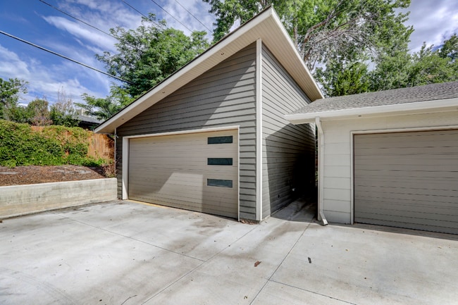 Building Photo - Spacious & Modern Home in Crestmoor Park!