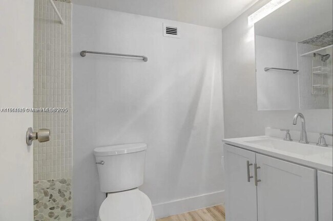 Building Photo - 2655 Collins Ave