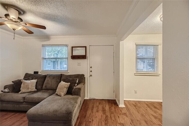 Building Photo - 2401 Manor Rd