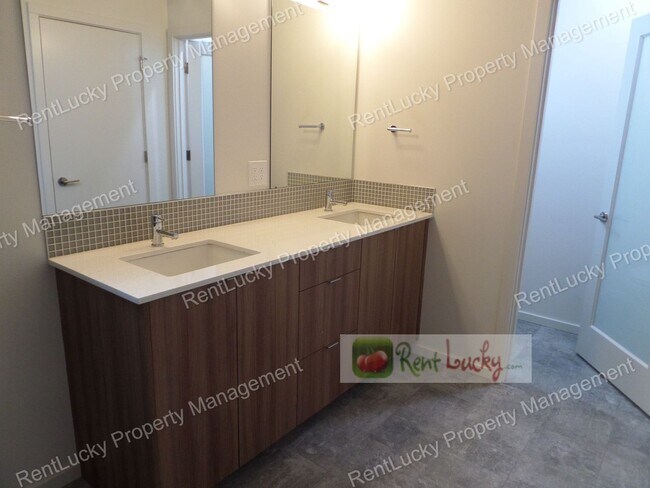 Building Photo - Stunning 4-Bedroom Newer Construction w/Huge VIEW Rooftop Deck in Fremont!!