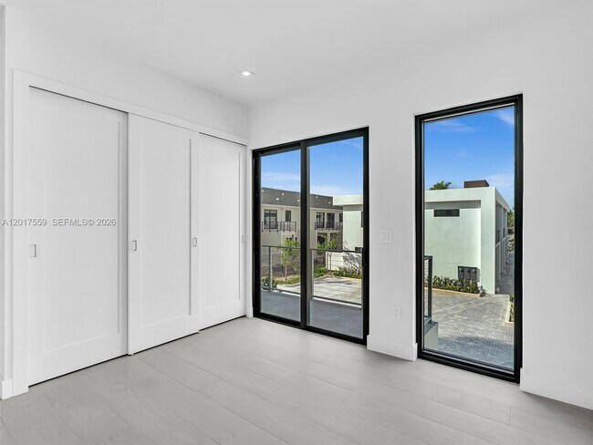 Building Photo - 4640 SW 32nd Ave